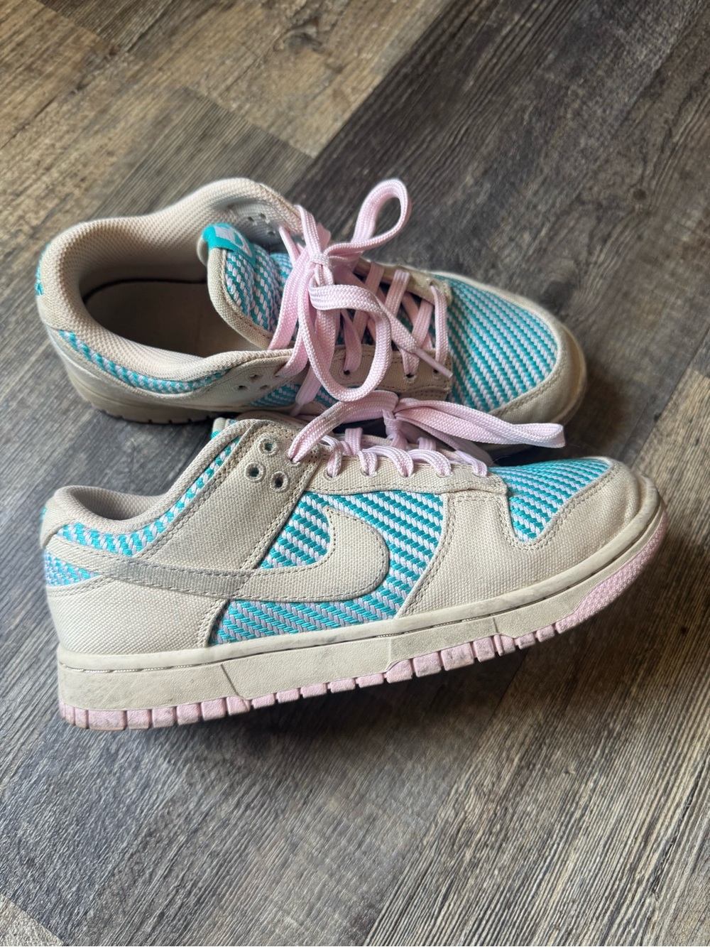 Nike Low-Top Sneakers in Beige, Teal & Pink